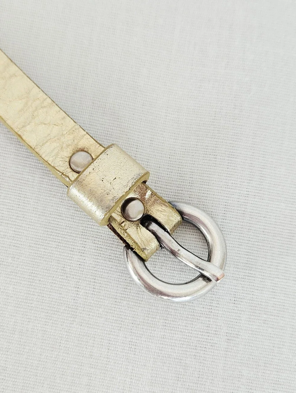 Hyde Collection Metallic Gold Leather Skinny Belt Silver Ring Medium